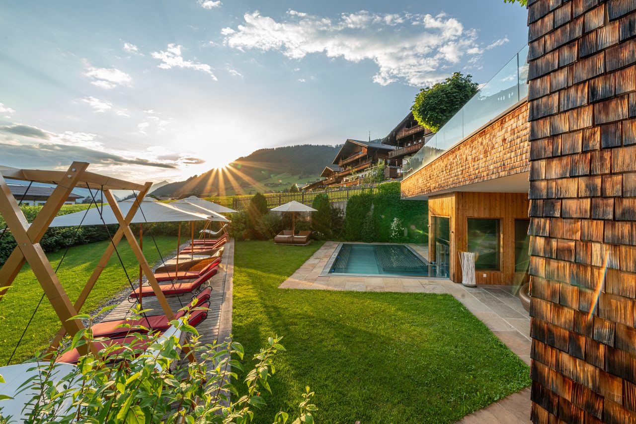 Adults Only Garten Pool met bergpanorama in de avond