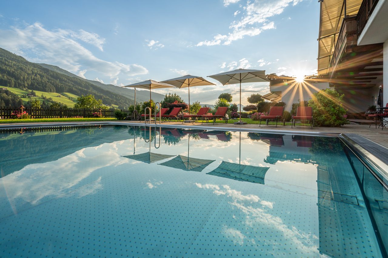 Panorama Pool met bergpanorama